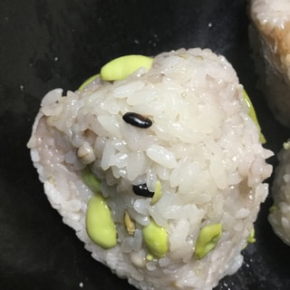 塩麹と枝豆でおにぎり